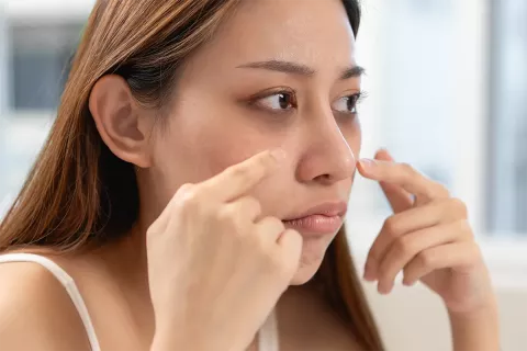 Enlever les poches sous les yeux en Suisse : Quelles solutions ?